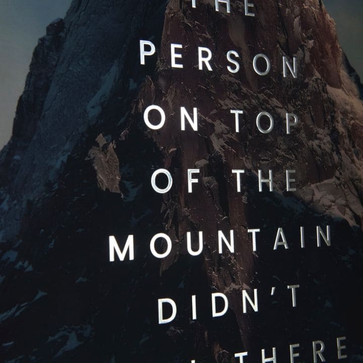Moderný obraz na plátne s motívom hora, sneh v bielo-sivých odtieňoch | Plagát na stenu s EXTRA efektom - Peak Motivation – produkt, pohľad 3