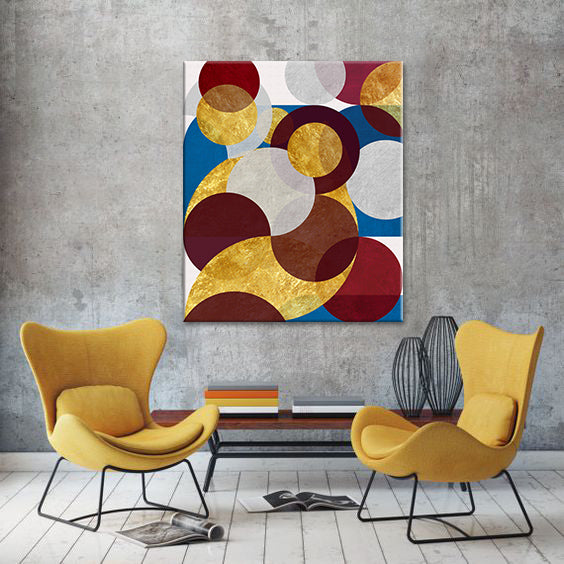 V boho štýle obraz na plátne s motívom Ephemeral Shape, zlaté akcenty v bielo-modrých odtieňoch zavesený v interiéri obývačky, sofistikovaná atmosféra – interiér
