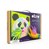 Moderný obraz na plátne s motívom bambus v zeleno-fialových odtieňoch, hravá atmosféra, príroda a kreativita | OKTO maľovanie samotvrdnúcou hmotou 30 x 30 cm Panda – hlavný