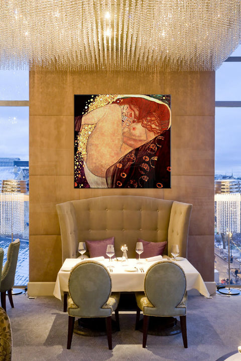 Geometrický obraz na plátne s motívom DANAE – Gustav Klimt, náboženský motív v zlatých odtieňoch zavesený v interiéri reštaurácie, romantická atmosféra – interiér