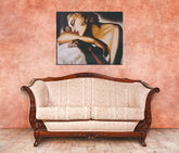 Vintage obraz na plátne s motívom SPIACA – Tamara de Lempicka v hnedo-ružových odtieňoch zavesený v interiéri obývačky, pokojná atmosféra, krása a pokoj a vyrovnanosť – interiér