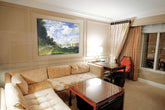 V boho štýle obraz na plátne s motívom ARGENTEUIL – Claude Monet, rieka, stromy, obloha, oblaky v bielo-modrých odtieňoch zavesený v interiéri obývačky – interiér