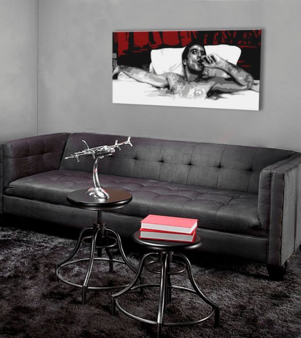 Pop art obraz na plátne s motívom Tony Montana s cigarou v bazéne v bielo-červených odtieňoch, samota | Najväčší mafiáni na plátne Scarface - Tony Montana s cigarou v bazéne – produkt
