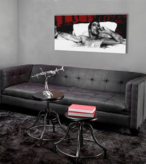 Pop art obraz na plátne s motívom Tony Montana s cigarou v bazéne v bielo-červených odtieňoch, samota | Najväčší mafiáni na plátne Scarface - Tony Montana s cigarou v bazéne – produkt