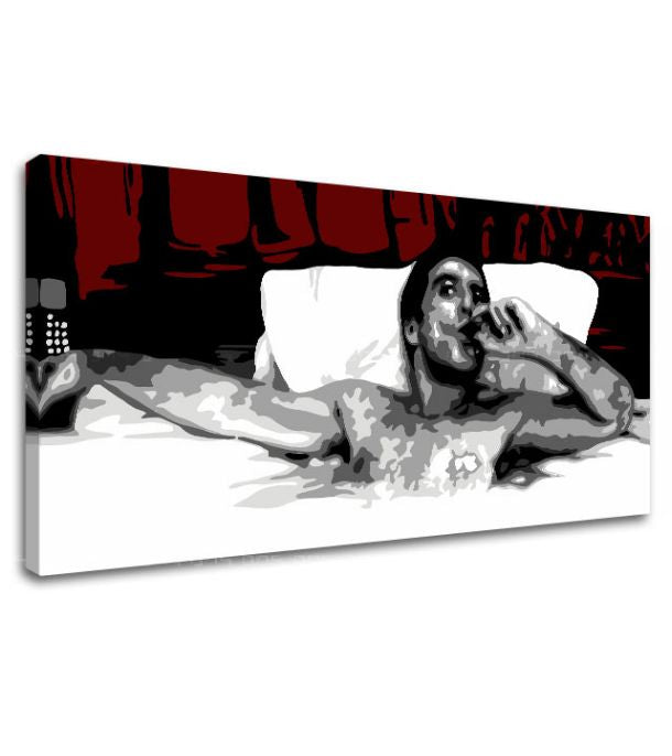 Pop art obraz na plátne s motívom Tony Montana s cigarou v bazéne v bielo-červených odtieňoch, samota | Najväčší mafiáni na plátne Scarface - Tony Montana s cigarou v bazéne – produkt, pohľad 2