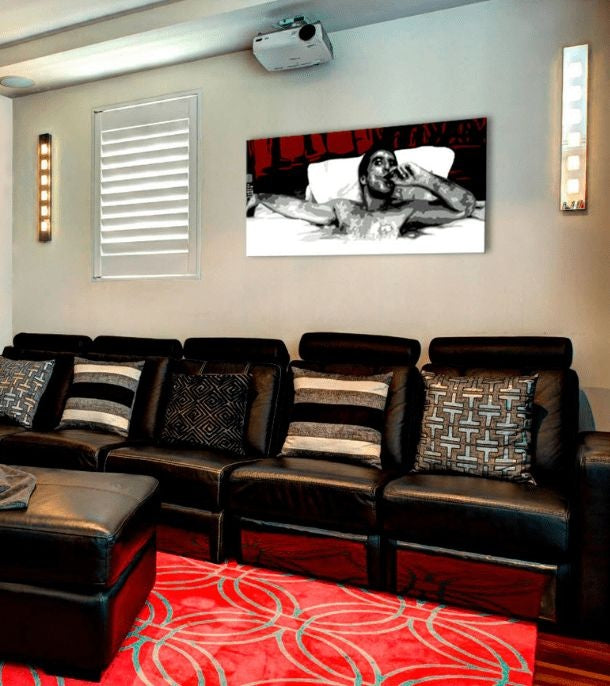 Pop art obraz na plátne s motívom Tony Montana s cigarou v bazéne v bielo-červených odtieňoch, samota | Najväčší mafiáni na plátne Scarface - Tony Montana s cigarou v bazéne – hlavný