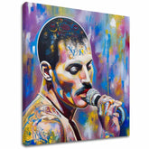 Moderný obraz na plátne s motívom Freddie Mercury - Legenda pod reflektormi, mikrofón v fialovo-zlatých odtieňoch, energická atmosféra | Obraz Freddie Mercury - Legenda pod reflektormi – hlavný