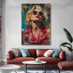 Moderný obraz na plátne s motívom Marilyn Monroe - Ikona v žiari svetiel v červeno-modrých odtieňoch, sláva a ikonografia | Obraz Marilyn Monroe - Ikona v žiari svetiel – produkt