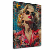 Moderný obraz na plátne s motívom Marilyn Monroe - Ikona v žiari svetiel v červeno-modrých odtieňoch, sláva a ikonografia | Obraz Marilyn Monroe - Ikona v žiari svetiel – hlavný