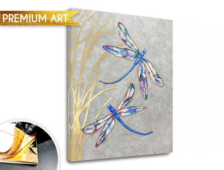 V boho štýle obraz na plátne s motívom PREMIUM ART – Lietajúce vážky v sivo-zlatých odtieňoch, pokojná atmosféra, príroda a elegancia, vhodný do kancelárie – produkt