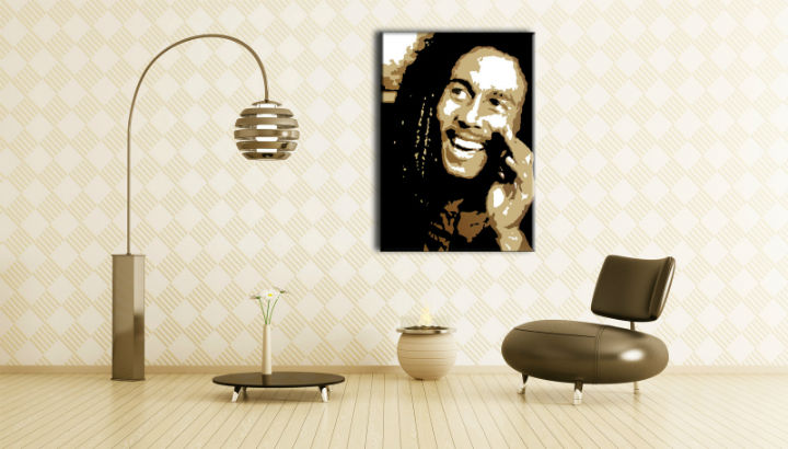 Ručne maľovaný obraz na plátne s motívom Bob Marley v čierno-bielych odtieňoch zavesený v interiéri obývačky, radostná atmosféra | Ručne maľovaný POP Art obraz Bob Marley – interiér