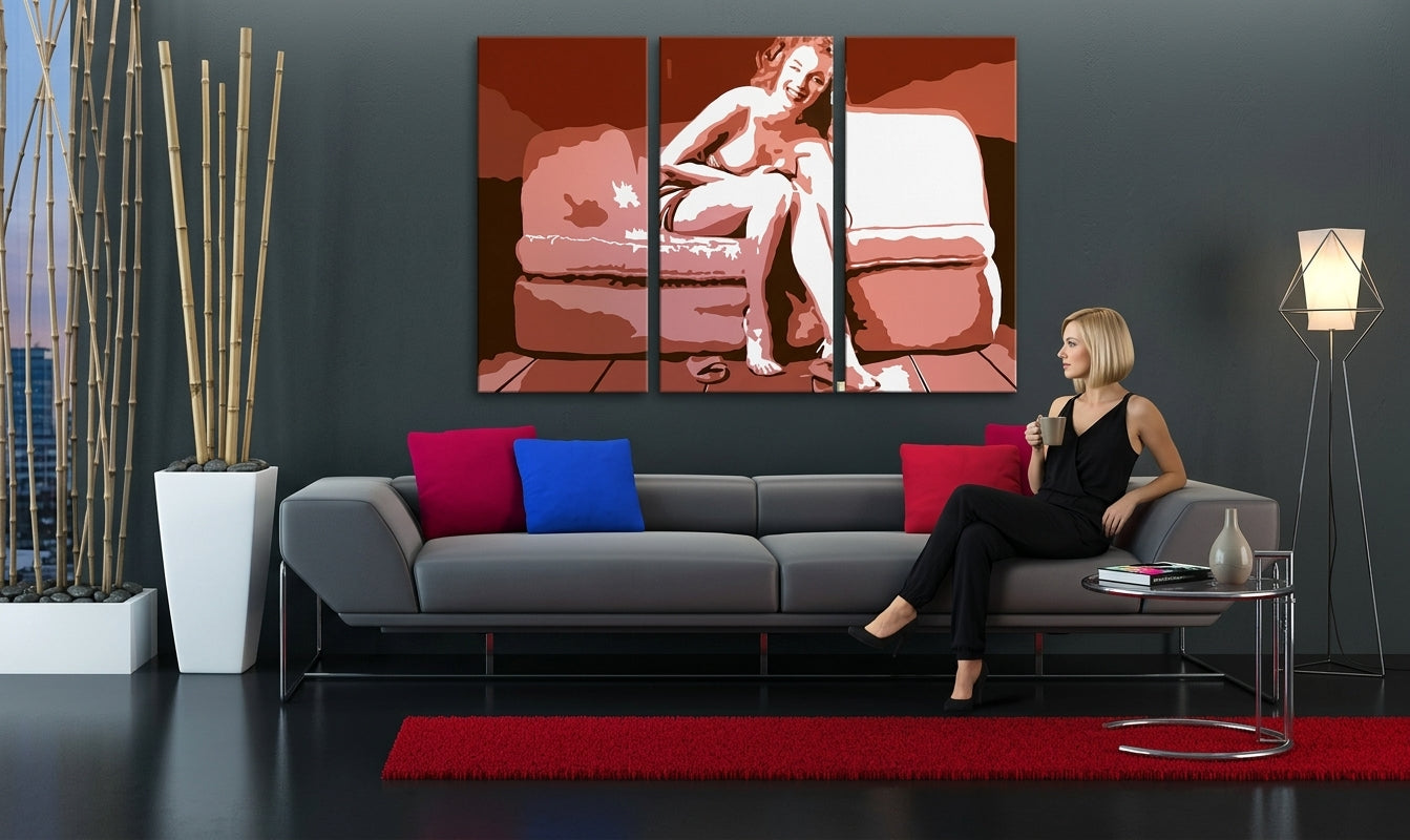 Pop art obraz na plátne s motívom Marilyn Monroe v béžovo-hnedých odtieňoch zavesený v interiéri obývačky | Ručne maľovaný POP Art obraz Marilyn Monroe – interiér