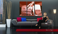 Pop art obraz na plátne s motívom Marilyn Monroe v béžovo-hnedých odtieňoch zavesený v interiéri obývačky | Ručne maľovaný POP Art obraz Marilyn Monroe – interiér