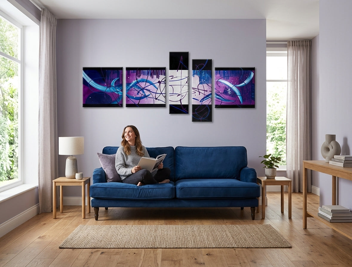 Pop art obraz na plátne s motívom slávna osobnosť v bielo-fialových odtieňoch zavesený v interiéri chodby, dynamická atmosféra, pohyb | Autorská reprodukcia na plátne ABSTRAKT – interiér