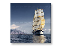 V boho štýle obraz na plátne s motívom KRAJINA, oceán, hora, obloha, cestovateľský motív v bielo-modrých odtieňoch, pokojná atmosféra, vhodný do obývačky – hlavný