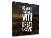 Industriálny obraz na plátne s motívom Do small things, obloha, krajina, motivačný citát v bielych odtieňoch, príroda, vhodný do kancelárie | Motivačný obraz na stenu Do small things_001 – produkt