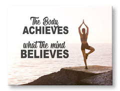 Obraz na plátne s motívom The body achieves, oceán, motivačný citát v čiernych odtieňoch, pokojná atmosféra, vnútorný pokoj | Motivačný obraz na stenu The body achieves_001 – hlavný