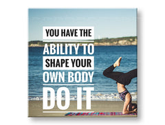 Moderný obraz na plátne s motívom You have the ability to, oceán, pláž, more a pláž, motivačný citát v bielo-čiernych odtieňoch, vhodný do pracovne – hlavný