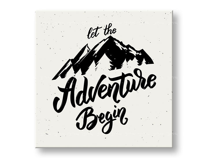 Art deco obraz na plátne s motívom Let the adventure begin, hory, cestovateľský motív, motivačný citát v bielo-sivých odtieňoch, vhodný do obývačky – hlavný