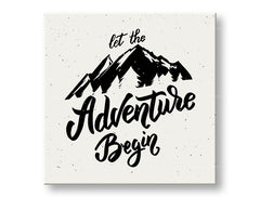 Art deco obraz na plátne s motívom Let the adventure begin, hory, cestovateľský motív, motivačný citát v bielo-sivých odtieňoch, vhodný do obývačky – hlavný