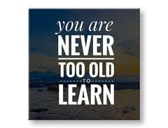 Obraz na plátne s motívom You are never too old, oceán, hory, obloha, pláž v bielych odtieňoch, príroda a múdrosť, vhodný do kancelárie – hlavný