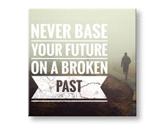 Obraz na plátne s motívom Never base your future, hmla, motivačný citát v bielych odtieňoch, reflexívna atmosféra, vhodný do kancelárie – hlavný