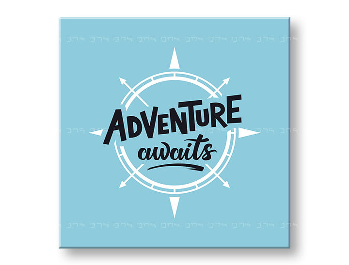 Moderný obraz na plátne s motívom Adventure awaits, cestovateľský motív, mapa, motivačný citát v bielo-modrých odtieňoch, inšpiratívna atmosféra – hlavný