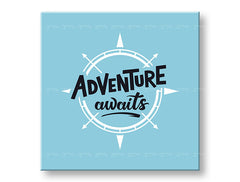 Moderný obraz na plátne s motívom Adventure awaits, cestovateľský motív, mapa, motivačný citát v bielo-modrých odtieňoch, inšpiratívna atmosféra – hlavný