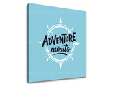 Moderný obraz na plátne s motívom Adventure awaits, cestovateľský motív, mapa, motivačný citát v bielo-modrých odtieňoch, inšpiratívna atmosféra – produkt
