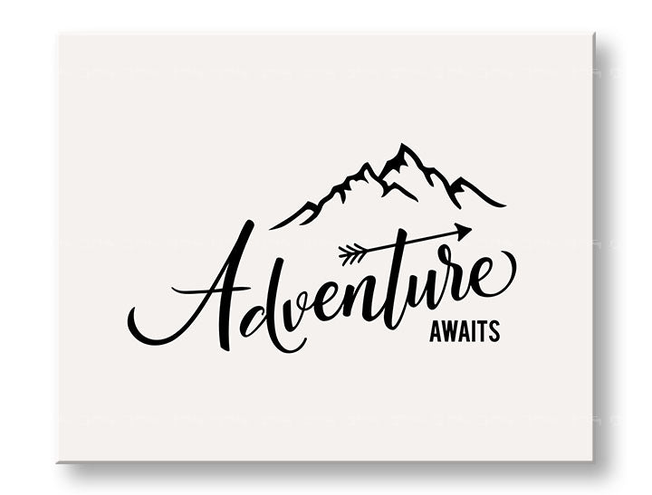 Moderný obraz na plátne s motívom Adventure awaits, hory, cestovateľský motív, motivačný citát, príroda v bielo-čiernych odtieňoch, vhodný do obývačky – hlavný