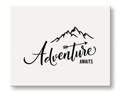 Moderný obraz na plátne s motívom Adventure awaits, hory, cestovateľský motív, motivačný citát, príroda v bielo-čiernych odtieňoch, vhodný do obývačky – hlavný