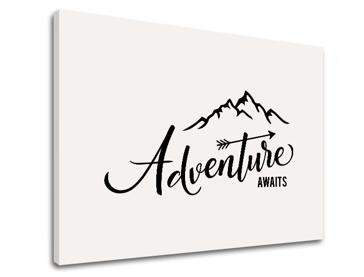 Moderný obraz s motívom Adventure awaits, hory, cestovateľský motív v bielo-čiernych odtieňoch | Motivačný obraz na stenu Adventure awaits_002 – náhľad