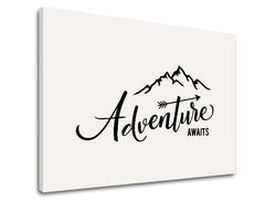Moderný obraz s motívom Adventure awaits, hory, cestovateľský motív v bielo-čiernych odtieňoch | Motivačný obraz na stenu Adventure awaits_002 – náhľad