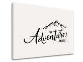 Moderný obraz na plátne s motívom Adventure awaits, hory, cestovateľský motív, motivačný citát, príroda v bielo-čiernych odtieňoch, vhodný do obývačky – produkt