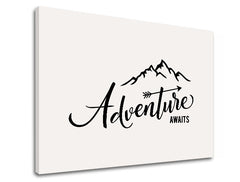 Moderný obraz na plátne s motívom Adventure awaits, hory, cestovateľský motív, motivačný citát, príroda v bielo-čiernych odtieňoch, vhodný do obývačky – produkt