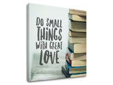 Moderný obraz na plátne s motívom Do small things, motivačný citát v modro-červených odtieňoch, vhodný do relaxačnej zóny | Motivačný obraz na stenu Do small things_002 – produkt