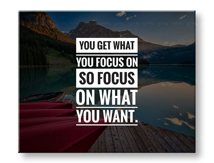 Moderný obraz na plátne s motívom You get what you focus, hory, jazero, krajina, motivačný citát v bielo-modrých odtieňoch, vnútorný pokoj a príroda – hlavný