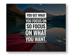 Moderný obraz na plátne s motívom You get what you focus, hory, jazero, krajina, motivačný citát v bielo-modrých odtieňoch, vnútorný pokoj a príroda – hlavný