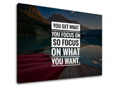 Moderný obraz na plátne s motívom You get what you focus, hory, jazero, krajina, motivačný citát v bielo-modrých odtieňoch, vnútorný pokoj a príroda – produkt