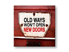 Obraz na plátne s motívom Old ways, motivačný citát v bielo-červených odtieňoch, vhodný do kancelárie | Motivačný obraz na stenu Old ways_002 – hlavný
