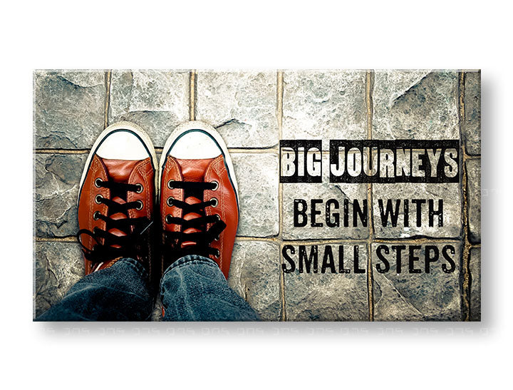 Moderný obraz na plátne s motívom Big journeys begin, motivačný citát, športový motív v bielo-sivých odtieňoch, vhodný do kancelárie | Motivačný obraz na stenu Big journeys begin – hlavný