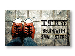 Moderný obraz na plátne s motívom Big journeys begin, motivačný citát, športový motív v bielo-sivých odtieňoch, vhodný do kancelárie | Motivačný obraz na stenu Big journeys begin – hlavný