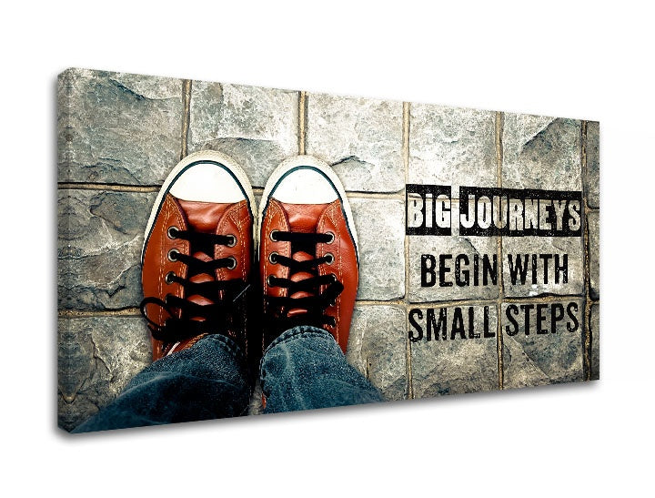 Moderný obraz s motívom Big journeys begin, motivačný citát, športový motív v bielo-sivých odtieňoch | Motivačný obraz na stenu Big journeys begin – náhľad