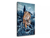Pop art obraz na plátne s motívom TIGER V PRÍRODE 001, tiger, stromy, obloha, oblaky v bielo-modrých odtieňoch, pokojná atmosféra, vhodný do obývačky – produkt