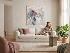 V boho štýle obraz na plátne s motívom kvety, váza, mapa, príroda v bielo-modrých odtieňoch zavesený v interiéri obývačky, pokojná atmosféra – interiér