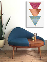 Moderný obraz na plátne s motívom Complicated Apropos of Hate v bielo-modrých odtieňoch zavesený v interiéri obývačky | Obraz na stenu Complicated Apropos of Hate – interiér