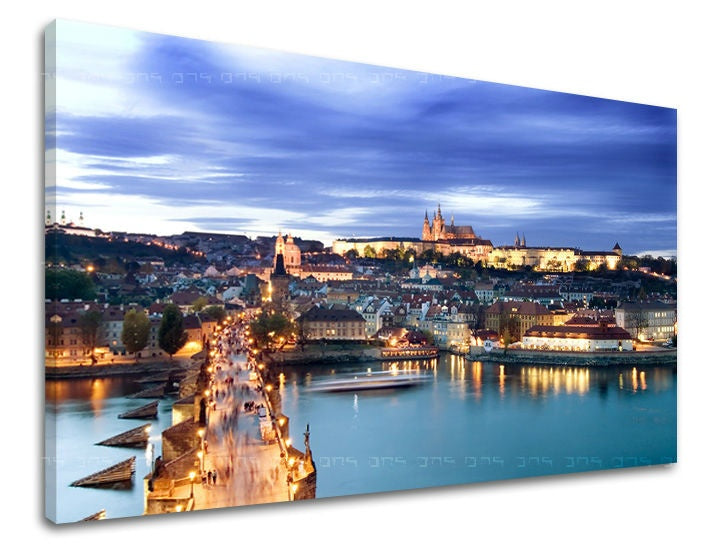 Klasický obraz na plátne s motívom PRAHA, architektúra, detský motív, krajina, mapa v bielo-modrých odtieňoch, romantická atmosféra, vhodný do obývačky – hlavný