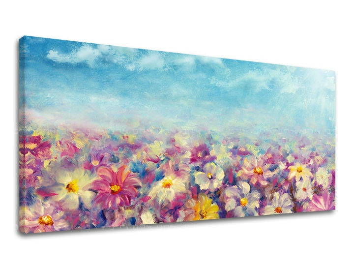 V boho štýle obraz na plátne s motívom PANORÁMA KVETY, oblaky, kvety, príroda v bielo-fialových odtieňoch, veselá atmosféra, jarná atmosféra a príroda – hlavný