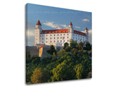 Klasický obraz na plátne s motívom SLOVENSKO, hrad, stromy, obloha, architektúra v bielo-modrých odtieňoch, pokojná atmosféra, vhodný do pracovne – hlavný