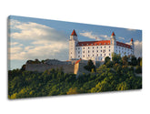 Klasický obraz na plátne s motívom PANORÁMA SLOVENSKO, hrad, stromy, obloha, oblaky v bielo-modrých odtieňoch, pokojná atmosféra, vhodný do chodby – hlavný